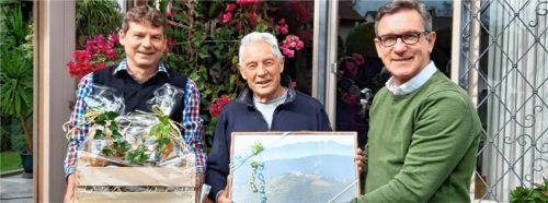 Glückwünsche zum 80. Geburtstag: Hochriesbahn-Geschäftsführer Andreas Müllinger, Dieter Vögele und Samerbergs Bürgermeister Georg Huber (von links).Foto re