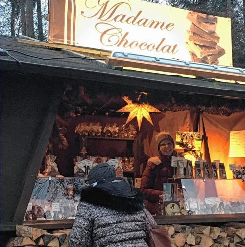 Heuer keine süße Verführung: Da die Eggstätter Dorfweihnacht wegen Corona abgesagt wurde, fehlen Sabine Rosenlehner alias Madame Chocolat in diesem Jahr wichtige Einnahmen. Foto Kirchner