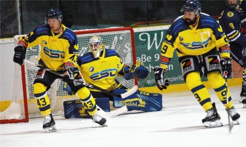 Hoffen auf zwei Eishockeyspiele am Wochenende: Die Waldkraiburger Tomas Rousek, Kevin Yeingst und Mathias Jeske, die am Freitag zum Heimspiel Aufsteiger Buchloe erwarten. Foto Paolo Del Grosso