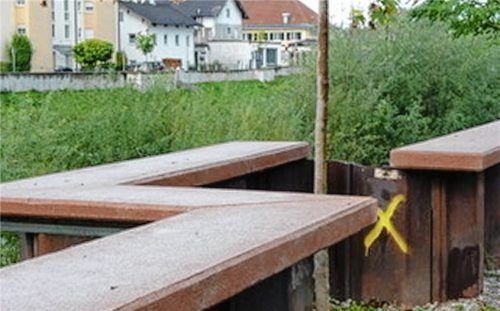 Im Bereich des Schwarzen Weges fehlen teilweise die Betonabdeckungen – gleich an mehreren Stellen.Foto re