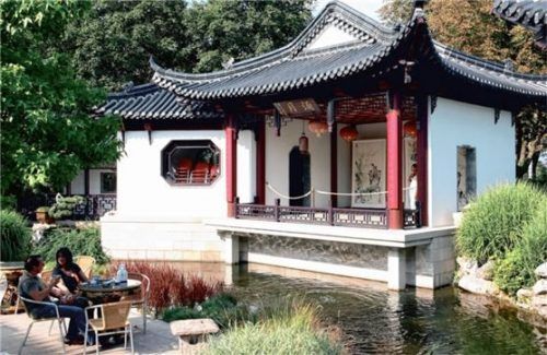 Im Chinesischen Garten im Luisenpark lässt es sich nach einem Stadtbummel entspannen. Foto Luisenpark Mannheim Teehaus/Maritim Hotel/akz-o