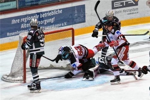 Im Derby ist immer etwas los vor den Toren: Das letzte Heimspiel zwischen den Starbulls und Landshut endete am 11. Januar 2019 mit 3:2 nach Penaltyschießen für Rosenheim. Foto Ziegler