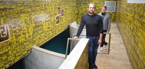 Im Hochbehälter bei Königsberg: Wassermeister Josef Furtner (vorne links) und Bürgermeister Johannes Thusbaß bei einer Begehung der zu sanierenden Wasserkammern. Foto Blum