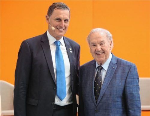 Im Jahr 2019 trafen sich Gerd vom Hövel (rechts), Ehrenpräsident des LKZ, und LKZ-Geschäftsführer Karl Fischer noch auf der Messe „transport logistic 2019“ in München. Foto LKZ