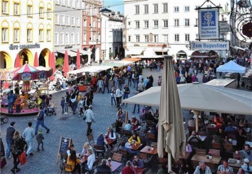 Im vergangenen Jahr lockte der Mantelsonntag viele Besucher in die Innenstadt. Foto Schlecker