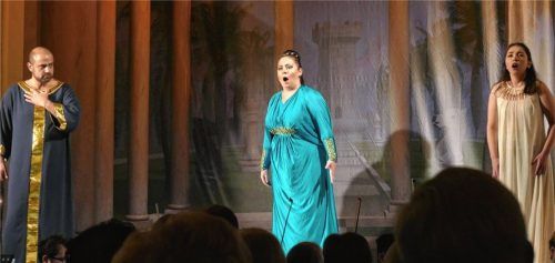 Ismaele (Yoel Vahram Kesap) wird gleichzeitig von der Babylonierin Abigaille (Katarina Pilchova) und der Jüdin Fenena (Selin Dagyaran) geliebt.Foto Janka