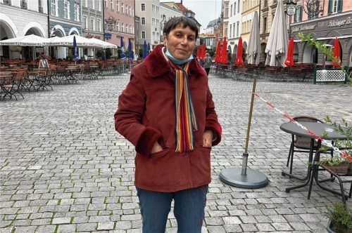 Ist auf der Suche nach ihrem Ersthelfer: Marga Leingartner aus Rosenheim hatte vor zwei Monaten einen Unfall. Ein junger Mann hat sich um sie gekümmert und die Polizei verständigt. Jetzt will sie ihn finden. Foto Heise