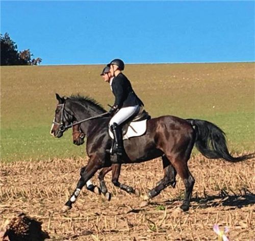 Ist eine geübte Reiterin: Sabrina – hier auf ihrem Pferd Asmonthe – sitzt seit ihrem sechsten Lebensjahr im Sattel. Fotos privat
