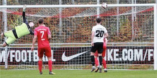 Keine Chance für Sechziger-Keeper Jacob Mayer beim 1:1-Ausgleich durch Heimstettens Riglewski.