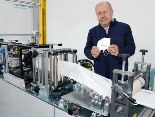 Klaus Unterseer aus Höslwang hat im April in eine FFP2-Masken-Produktionsmaschine investiert und hat jetzt die Zertifizierung erhalten. Foto Ammelburger