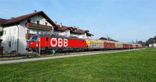 Knapp an den Balkonen der Anwohner führt in Thansau das Bahngleis vorbei. Die Lokführer der Güterzüge müssen an ungesicherten Bahnübergängen mehrere Sekunden pfeifen. Foto re