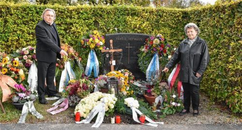Können es immer noch nicht fassen: Annemarie Henke und ihr Bruder Willi Hofmann junior vor dem Grab ihres verstorbenen Vaters. Von den roten Rosen fehlt jede Spur.Foto  Schlecker