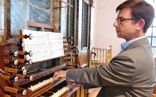 Konrad Liebscher zog alle Register der Linder-Orgel der Wallfahrtsbasilika Tuntenhausen.Foto  Janka