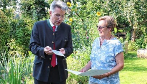 Landrat Otto Lederer überreicht Franziska Kröll, Vorsitzende des Kreisverbandes für Gartenbau und Landespflege, aus Oberwertach, eine Urkunde und Plakette für ihren zertifizierten „Naturgarten“.Foto re