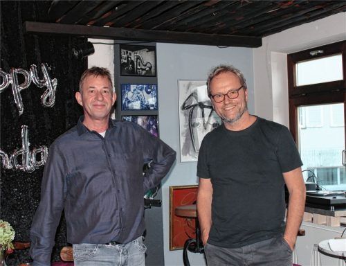 „Le Pirate“-Wirt Thomas Jonas (links) und Wolfgang Lentner vom Kulturförderverein „Le Pirate Rosenheim“ stehen in dem Lokal am Ludwigsplatz 5. Sie kämpfen darum, die Jazz-Bar zu erhalten. Foto  schroeder