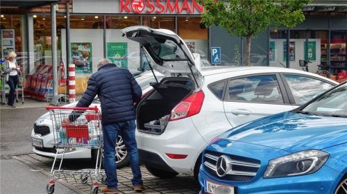 Legal, illegal, wer will das schon wissen? Autos mit Tiroler Kennzeichen finden sich auch jetzt noch vor den Einkaufs-Hotspots in Kiefersfelden, die meisten sicher aus erlaubtem Anlass. Foto Schmidt