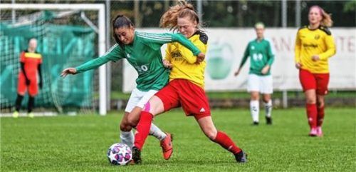 Lena Fridgen (Bad Aibling, links) im Zweikampf mit der Weinbergerin Leonie Maul. Foto  Habermann
