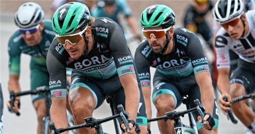Marcus Burghardt (vorne) bei der deutschen Meisterschaft im Straßenrennen über 168 Kilometer am Sachsenring. Rechts Bora-Teamkollege Michael Schwarzmann. Foto  Hendrik Schmidt/dpa