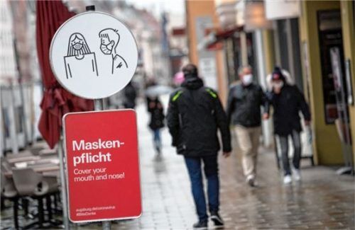 Maske tragen reicht nicht mehr: In Traunstein wurden die Regeln zur Pandemieeindämmung stark verschärft. Foto dpa