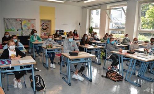 Maskenpflicht im Unterricht soll den Schulbetrieb weiter ermöglichen. Hier die Klasse 8bM der Michael-Ende-Schule Raubling.Foto Ruprecht