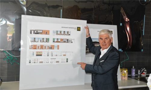 McDonald´s-Betreiber Michael Heinritzi stellt bei einer Baustellen-Pressekonferenz die neue Filiale in Kiefersfelden vor. Foto Sautter