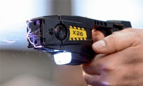 Mit einem Elektroschocker haben Männer aus dem Chiemgau ihr Überfallopfer gequält. Dafür müssen die Haupttäter nun lange in Haft. Foto dpa