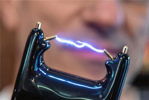 Mit einem Elektroschocker sollen die Angeklagten ihr Opfer nach dem Überfall gequält haben. Foto dpa