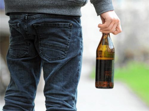 Mit einer Bierflasche hatte der Angeklagte nach einem Autofahrer geworfen. Foto dpa