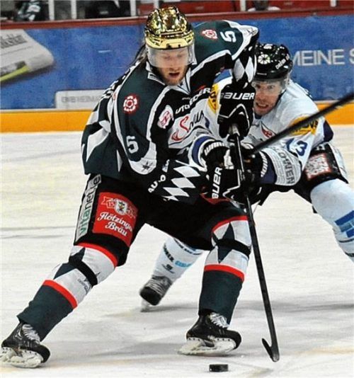 Mit Goldhelm: Robin Weihager war in den ersten Saisonspielen bester Rosenheimer Scorer.