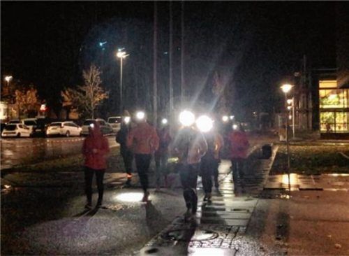 Mit Stirnlampen, reflektierenden Westen und regenfesten Laufjacken sind die Kolbermoorer Läufer ausge-stattet.Foto artmeier