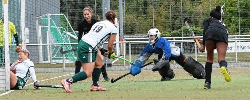 Mit vollen Körpereinsatz verteidigen Regina Lindner, Lisa Wachenfeld (in weiß) und Torhüterin Katharina Weber das Rosenheimer Tor. Foto Gunar Knoth