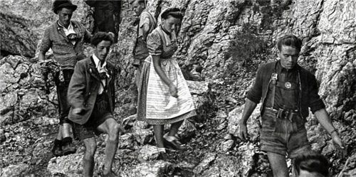Nach der Einweihung 1951: Stefan Rieplhuber (vorne links, ohne Hut) beim Abstieg in den Kaisersälen. Rieplhuber
