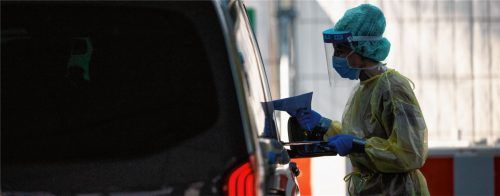 Nach einem heftigen Corona-Ausbruch in Garmisch-Partenkirchen ist noch unklar, mit welchen Konsequenzen die mutmaßliche Verursacherin rechnen muss. Am Testzentrum im Ort (Bild) herrschte reger Andrang. Foto dpa