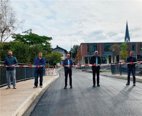 Nach einem reibungslosen Ablauf freuten sich: (von links) Bauamtsleiter Markus Czaja und Bauingenieur Wolfgang Osterloher (beide Gemeinde Großkarolinenfeld), Dipl.-Ing. Georg Schollerer (Büro Roplan), Bürgermeister Bernd Fessler und Ingenieur Jakob Hausmaninger (Firma Bodner) über die Verkehrsfreigabe der Kolbergbrücke.Foto re