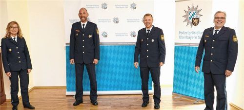 Neue Leitung in Grassau: (von links) Polizei-Vizepräsidentin Eva Schichl, der neue Leiter Daniel Wagner, sein Vorgänger Florian Helminger sowie Polizeipräsident Robert Kopp. Foto Haslberger