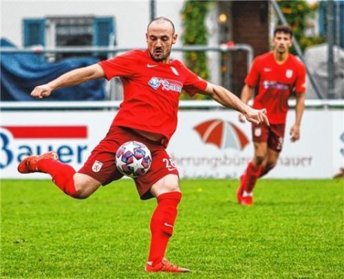 Nicht mit dem Fuß, sondern per Kopf erzielte Micahel Denz in Donaustauf den 3:1-Endstand. Foto  John Cater