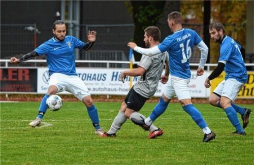 Nicklheims Michael Bauer wird im Gemeindederby gleich von drei Spielern der Raublinger „Zweiten“ gestellt. Das Ligapokal-Duell endete torreich 3:3 unentschieden.Foto Ruprecht