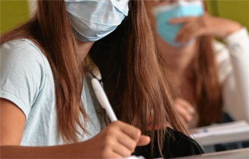 Noch vor wenigen Wochen heiß diskutiert, wünscht sich nun die Initiative die Maskenpflicht im Unterricht zurück. Foto dpa