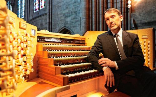 Olivier Latry an seiner großen Orgel in der Kathedrale Notre Dame in Paris. Foto Parouchev