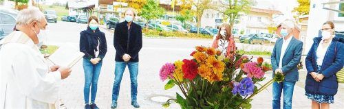 Pfarrer Georg Schinagl sprach die Segnungsgebete für das neue Seniorenwohnheim in Schnaitsee. Unser Foto zeigt (von links) Theresa und Stefan Mayer, Johanna Pichler sowie Thomas und Anita Schmidinger.Foto  Unterforsthuber