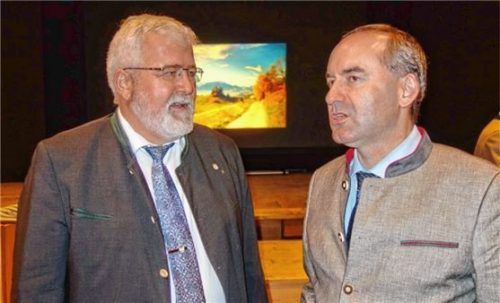 Politiker im Gespräch: Bezirksrat Sebastian Friesinger (links), Landesvorsitzender des Bayernbundes, mit dem stellvertretenden bayerischen Ministerpräsidenten Hubert Aiwanger bei der Jahrestagung des Bayernbundes. Foto Hötzelsperger