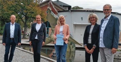 Preisübergabe mit Abstand: (von links) Lokschuppen-Leiter Dr. Peter Miesbeck, OVB-Chefreporterin Rosi Gantner, Yvonne Wieland von der Reiseagentur „travel and more“ und die „Glücksboten“ Ingrid Conrad und Herbert Kuhn, die den Gewinn für Georg Foraita aus Prien entgegengenommen haben. Foto re