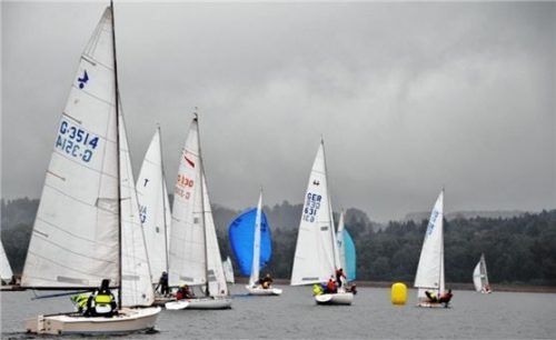 Regnerisch und kühl: Beim Absegeln des Segel- und Ruderclubs am Simssee.Foto Niessen