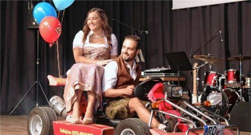 Rollten im Gokart auf die Bühne: Prinzessin Peach Lisa I. und Super Mario Prinz Christopher I. Foto Niessen