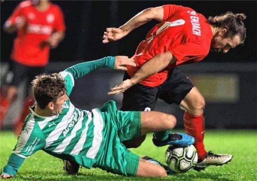 Rosenheims Lukas Ugolini mit energischem Einsatz gegen Erlbachs Spielertrainer Lukas Lechner.Foto Butzhammer