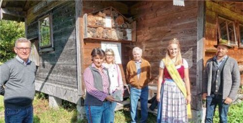 samer honigprinzessin hoe

Vor dem Lehrbienenstand (von links): Georg Huber, Roswitha Estermann, Monika Schimanski, Dr. Georg Stuffer, bayerische Honigprinzessin, Peter Köpke