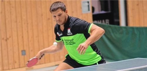 SBR-Kapitän Wolfgang Hundhammer grüßt mit seinem Team nach dem Auswärtssieg weiterhin von der Tabellenspitze. Foto Erlich