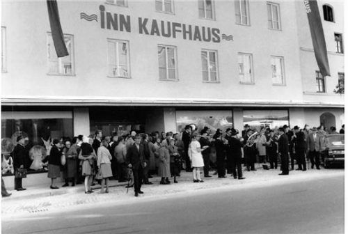 Schlange standen die Wasserburger am 18. Oktober 1970 bei der Eröffnung. Foto
