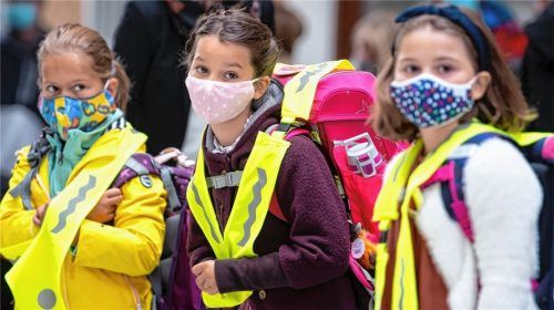 Schulalltag unter Corona-Bedingungen: Dass es sinnvoll ist, dass Grundschüler auch während des Unterrichts Masketragen müssen, bezweifeln viele Menschen. Foto dpa
