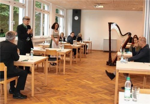 Schulleiter Wolfgang Hampel und Anna Bruckmeier, die Leiterin des Hauswirtschaftsbereichs (beide stehend), mit ihren Gästen im frisch sanierten Speisesaal.Foto re